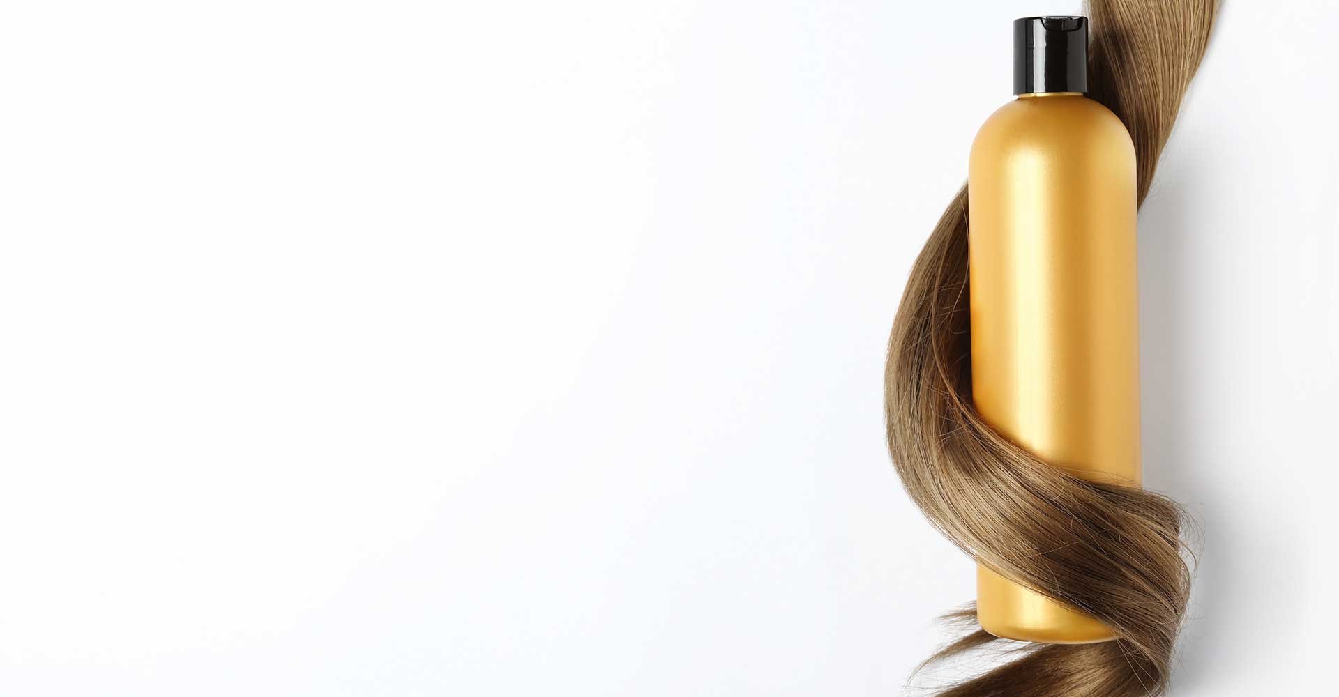 Cabelo castanho longo envolto em um produto para cabelo